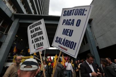  PORTO ALEGRE , RS , BRASIL , 03-08-2015- Com apoio do Cpers, professores de escolas estaduais protestam em frente à Secretaria da Educação ( FOTO : RICARDO DUARTE / AGENCIA RBS )