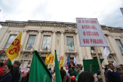  PORTO ALEGRE , RS , BRASIL , 03/08/2015- servidores protestam no Palácio Piratini, no centro da Capital ( FOTO : RICARDO DUARTE/AGENCIA RBS )