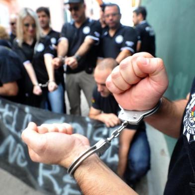  SANTA MARIA , RS BRASIL , 03/08/2015Policiais Civis se algemaram em frente a DPPA em Santa Maria, em protesto contra o governo do estado do RioGrande do Sul. FOTO JEAN PIMENTEL / AGÊNCIA RBS, GERAL