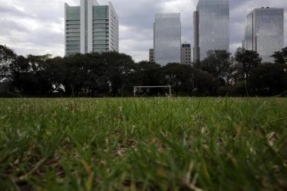  PORTOALEGRE-RS-BR-DATA:20150803Novo campo do parque Marinha do Brasil.Um dos campos do Marinha recebeu a grama do antigo suplementar do Olímpico. A secretaria municipal de esportes está fazendo a manutenção para abrir em setembro.FOTÓGRAFO:TADEUVILANI