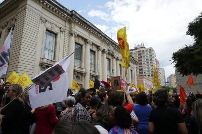  PORTO ALEGRE , RS , BRASIL , 03-08-2015- MANIFESTAÇÃO DOS SERVIDORES PÚBLICOS EM FRENTE AO PALÁCIO PIRATINÍ    (FOTO : FERNANDO GOMES / AGENCIA RBS )