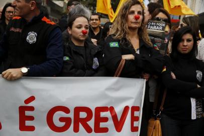  PELOTAS, RS, BRASIL, 04-08-2015: Mobilização de servidores públicos estaduais na região central de Pelotas contra o parcelamento de salários pelo governo do RS. (Foto: Mateus Bruxel / Agência RBS)