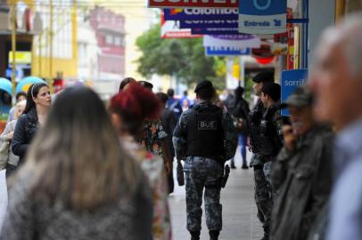  SANTA MARIA, RS, BRASIL, 04-08-2015No dia seguintes ao protesto dos servidores estaduais pelo parcelamento dos salários pelo governo Sartori, como está o dia a dia do santa-mariense. Reportagem do Diário foi para a rua e notou muitos policiais a pé.FOTO: GERMANO RORATO/AGÊNCIA RBS, GERAL