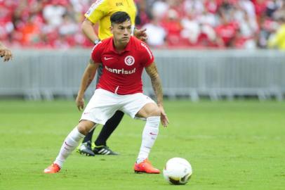  PORTO ALEGRE, RS, BRASIL - 03-05-2015 - Inter x Grêmio jogam no estádio Beira Rio o clássico Gre-Nal de número 406 vale o título do Gauchão.(FOTO: MARCELO OLIVEIRA/AGÊNCIA RBS)Jogadores Fellipe Bastos e Aránguiz