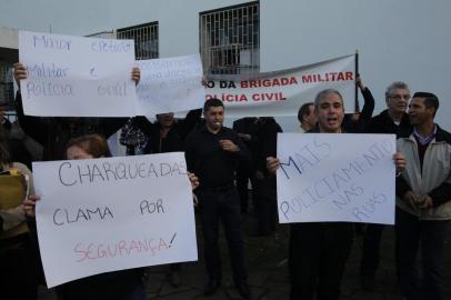  Cinco dias depois da morte do adolescente Ronei Wilson Jurkfitz Faleiro, 17 anos, morto na saída de uma festa, moradores de Charqueadas fazem um protesto em frente à Secretaria da Segurança Pública do Estado.