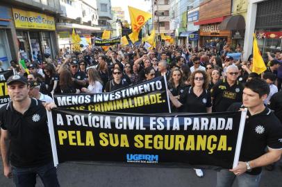  SANTA MARIA , RS , BRASIL , 05/08/2015Manifestação de servidores  em Santa Maria.Servidores da Susepe, Polícia Civil, Brigada Militar e das escolas estaduais se encontram na Praça Saldanha Marinho, em Santa MariaFOTO JEAN PIMENTEL / AGÊNCIA RBS, GERAL