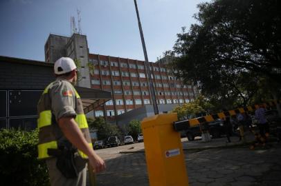  PORTO ALEGRE, RS, BRASIL - 07-08-2015 - Banco Banrisul da Secretaria de Segurança do Estado foi assaltado nesta manhã de sexta-feira (FOTO: DIEGO VARA/AGÊNCIA RBS)