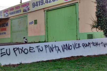  Vejam só que caso interessante: em 28 de abril, fotografei um muro no qual um pichador havia escrito, em preto, "Eu pixo (assim mesmo), tu pinta. Vamos ver quem tem mais tinta", numa clara provocação ao dono da casa, na Rua Senhor do Bomfim, bairro Sarandi.Semanas depois, o dono aceitou o desafio e pintou o muro de branco.Hoje passei lá e, de novo, uma nova pichação, com a mesma frase provocativa, agora em azul (vejam as fotos em anexo).Não vale uma fotoleg?Abraço.