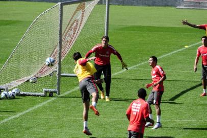 PORTO ALEGRE, RIO GRANDE DO SUL, BRASIL, 08/08/2015. TREINO DO INTER UM DIA ANTES DO GRE-NAL. BRASILEIRÃO 2015. RONALDO BERNARDI/AGÊNCIA RBS. ESPORTES. ZH.