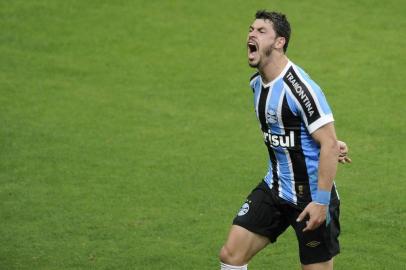  PORTO ALEGRE, RS, BRASIL - 09-08-2015 - Grêmio e Inter se enfrentam na Arena, pela 17ª rodada do Brasileirão. Gre-Nal de 407. Jogador Giuliano (FOTO: LAURO ALVES /AGÊNCIA RBS)