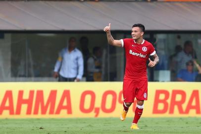 SANTOS X INTERNACIONALSP - BRASILEIRÃO 2014/SANTOS X INTERNACIONAL - ESPORTES - O jogador Aranguiz do Internacional comemora gol durante partida entre Santos x Internacional, em partida válida pelo Campeonato Brasileiro 2014, no estádio da Vila Belmiro em Santos, SP, neste domingo (2). 02/11/2014 - Foto: MARCOS BEZERRA/FUTURA PRESS/FUTURA PRESS/ESTADÃO CONTEÚDOEditoria: ESPORTESLocal: SANTOSIndexador: MARCOS BEZERRAFotógrafo: FUTURA PRESS