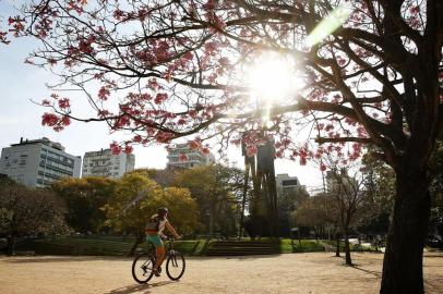 PORTO ALEGRE, RS, BRASIL, 10-08-2015: Ciclista circula no Parque Moinhos de Vento, em Porto Alegre. Apesar de ser inverno, o dia teve muito sol e temperatura de verão, em torno dos 30ºC. (Foto: Mateus Bruxel / Agência RBS)