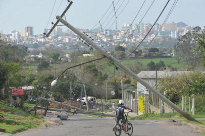  SANTA MARIA , RS , BRASIL , 10/08/2015Ventania destelha casas, derruba postes de energia e deixa uma pessoa ferida em Santa Maria.Na foto - Postes caidos na rua José Barin em Santa Maria FOTO JEAN PIMENTEL / AGÊNCIA RBS, GERAL