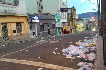 Festa de bixos de universidades deixa ruas sujas em Santa Maria