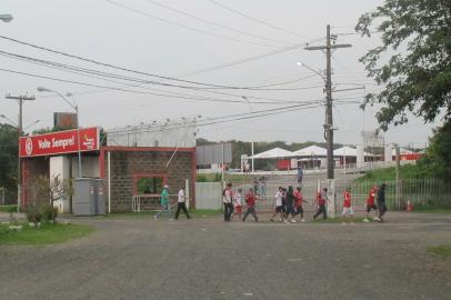 zol - inter - treino  - protesto - invesão - torcedores - seguranças retiram torcedores - ct parque gigante - clima tenso - 11/08/2015