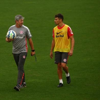  PORTO ALEGRE, RS, BRASIL - 11-08-2015 - Torcedores do Inter protestam durante o treino da equipe no CT Parque Gigante após a derrota de 5x0 do Gre-Nal 407 (FOTO: CARLOS MACEDO/AGÊNCIA RBS)