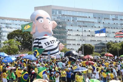  Demonstrators protest against the government of Brazilian President Dilma Rousseff and the ruling Workers Party (PT) in Brasilia, on August 16, 2015. Protesters took to the streets of Brazil Sunday, kicking off nationwide rallies expected to draw hundreds of thousands demonstrating against corruption and economic slowdown, and calling for President Dilma Rousseff to step down.  AFP PHOTO/EVARISTO SAEditoria: POLLocal: BrasíliaIndexador: EVARISTO SASecao: citizens initiative and recallFonte: AFPFotógrafo: STF