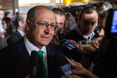 SÃO PAULO, SP, BRASIL, 10-10-2013: O governador de São Paulo, Geraldo Alckmin (PSDB), fala com jornalistas durante o segundo dia do Fórum de Mobilidade Urbana da Folha, nesta quinta-feira (10), e analisa que a extensão da malha metroviária de São Paulo é insuficiente. A meta, segundo ele, é chegar a 200 km de linhas - hoje, são 74,3 km. (Foto: Edson Lopes Jr./GESP, Divulgação, GERAL)Editoria: ALCLocal: SÃ£o PauloIndexador: EDSON LOPES JR