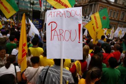  PORTO ALEGRE, RS, BRASIL, 18/08/2015: Assembleia geral de servidores público do estado no Largo Glênio Peres.(Foto:CARLOS MACEDO/ AGENCIA RBS)