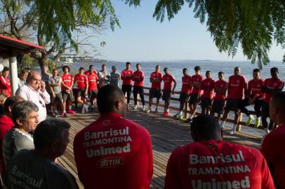 Jogadores ouvem o presidente Vitorio Piffero à beira do Guaíba