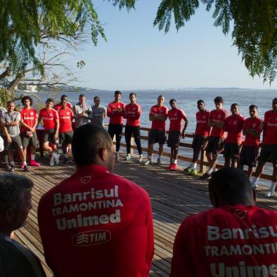 Jogadores ouvem o presidente Vitorio Piffero à beira do Guaíba