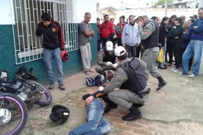 Motociclista foge da polícia e colide contra prédio em São Sepé