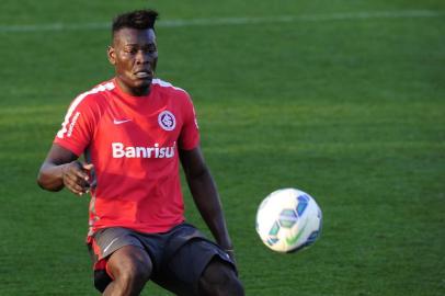  PORTO ALEGRE, RS, BRASIL - 03-07-2015 - Treino do Inter  no CT Parque Gigante antes do Gre-Nal no fim de semana.FOTO:LAURO ALVES/AGÊNCIA RBS)Jogador Paulão