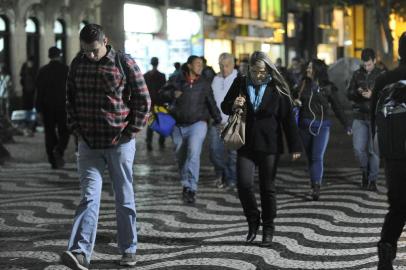  ALVORADA, RS, BRASIL - 04-05-2015 -  Sua Vida, fotos de frio, queda das temperaduras Local: Centro de Porto Alegre -   (FOTO: MARCELO OLIVEIRA/AGÊNCIA RBS)