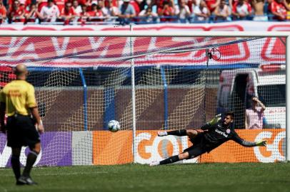  FLORIANÓPOLIS, SANTA CATARINA, BRASIL, 30-08-2015: AVAÍ X INTER EM FLORIANÓPOLIS. GOL DE PÊNALTI DE LÉO GAMALHO