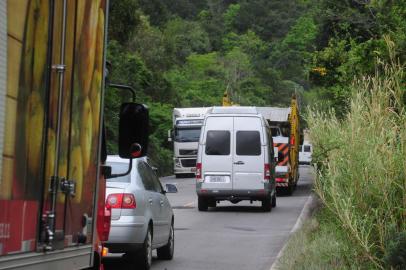  Fararoupilha , RS, Brasil  (24/08/2015)  Estrada ERS 122 Sem Acostamento. Reportagem verifica o trecho entre Nova Milano e a Curva da Morte sem acostamento e mato tomando conta da rodovia. (Roni Rigon/Pioneiro)