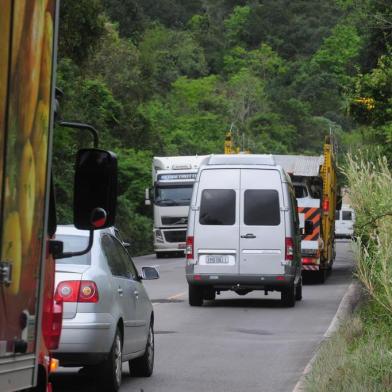  Fararoupilha , RS, Brasil  (24/08/2015)  Estrada ERS 122 Sem Acostamento. Reportagem verifica o trecho entre Nova Milano e a Curva da Morte sem acostamento e mato tomando conta da rodovia. (Roni Rigon/Pioneiro)