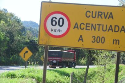  CAXIAS DO SUL, RS, BRASIL  (16/08/2015) Curva da Morte na ERS 122. Moradores de Farroupilha relatam os acidentes na Curva da Morte. Na foto, sinalização alerta para a prudência dos motoristas.   (Roni Rigon/Pioneiro)