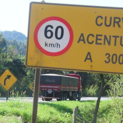  CAXIAS DO SUL, RS, BRASIL  (16/08/2015) Curva da Morte na ERS 122. Moradores de Farroupilha relatam os acidentes na Curva da Morte. Na foto, sinalização alerta para a prudência dos motoristas.   (Roni Rigon/Pioneiro)