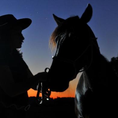  Santa Maria, Rio Grande do Sul, Brasil, 25/08/2015.Doença do Mormo ameaça desfiles farroupilhas. CPF Piá do Sul afirma que não desfilará com os cavalos. Reunião na prefeitura deveria decidir a presença ou não dos animais, mas nada ficou decidido. Na foto Josieli Silva Castro e o cavalo Hilário.FOTO: GERMANO RORATO/AGÊNCIA RBS, GERAL