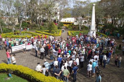 Duas mil pessoas protestam pela reconstrução de ponte que caiu em Jaguari