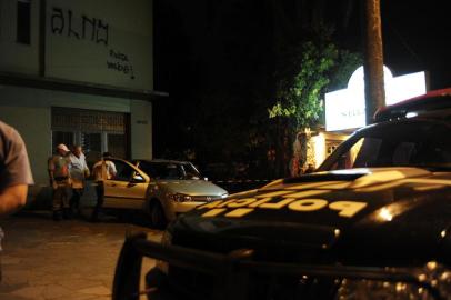  CAXIAS DO SUL, RS, BRASIL 01/09/2015Assalto deixa um policial militar e assaltante morto em Caxias do Sul. Duas pessoas morreram durante um assalto na Avenida Rubem Bento Alves, próximo de uma pizzaria no bairro São José, em Caxias do Sul. (Felipe Nyland/Agência RBS)Indexador: Felipe Nyland                   