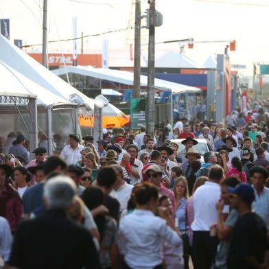  ESTEIO, RS, BRASIL, 29-08-2015: Ambiental do sábado na 38ª Expointer, no Parque de Exposições Assis Brasil em Esteio (FOTO FÉLIX ZUCCO/AGÊNCIA RBS, Editoria de Notícias).