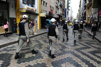  PORTO ALEGRE , RS , BRASIL , 01-09-2015 - Alunos da BM caminham  ( FOTO : RONALDO BERNADI / AGENCIA RBS )