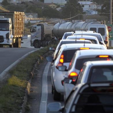  FARROUPILHA, RS, BRASIL 21/08/2015Trevo da Tramontina onde as rodovias ERS-122 e RSC-453 se encontram. O movimento de carros e caminhões é intenso no local. (Felipe Nyland/Agência RBS)Indexador: Felipe Nyland                   