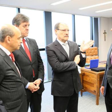 BRASÃLIA,DF,BRASIL 02.09.2015: O governador JosÃ© Ivo Sartori reuniu-se com o ministro do Supremo Tribunal Federal (STF), Marco AurÃ©lio Mello, no final da tarde desta quarta-feira (2), em BrasÃ­lia. Sartori estava acompanhado do presidente do Tribunal de JustiÃ§a (TJ), JosÃ© Aquino FlorÃªs de Camargo, do presidente da Assembleia Legislativa, Edson Brum, e do procuradorâgeral do Estado, EuzÃ©bio Ruschel. Pela primeira vez na histÃ³ria recente do Rio Grande do Sul, os representantes dos trÃªs poderes buscam, unidos, viabilizar soluÃ§Ã£o para a grave crise financeira que afeta o estado. Foto: Luiz Chaves/PalÃ¡cio Piratini