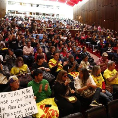  PORTO ALEGRE, RS, BRASIL - 03-09-2015 - acompanhe o quarto dia de greve dos servidores do RS. Reunão da Assembléia Legislativa no Dante Baroni (FOTO: ADRIANA FRANCIOSI/AGENCIA RBS)