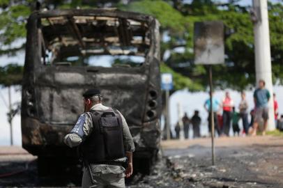  PORTO ALEGRE, RS, BRASIL - 03-09-2015 - Dois ônibus e uma lotação são incendiados após morte de jovem no Morro Santa Tereza. Lotação queimada na Rua Corrêa Lima (FOTO: DIEGO VARA/AGÊNCIA RBS)