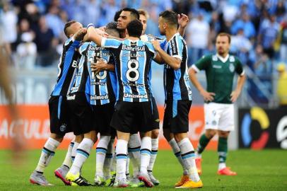 Grêmio recebe o Goiás, na Arena, em partida válida pela 23ª rodada do Brasileirão. Foto da torcida. No lance, comemoração do gol do Douglas