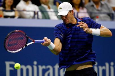 2015 U.S. Open - Day 8NEW YORK, NY - SEPTEMBER 07: John Isner of the United States returns a shot against Roger Federer of Switzerland during their Mens Singles Fourth Round match on Day Eight of the 2015 US Open at the USTA Billie Jean King National Tennis Center on September 7, 2015 in the Flushing neighborhood of the Queens borough of New York City.   Al Bello/Getty Images/AFPEditoria: SPOLocal: New YorkIndexador: AL BELLOSecao: TennisFonte: GETTY IMAGES NORTH AMERICAFotógrafo: STF