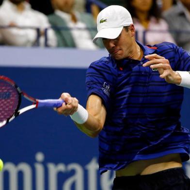 2015 U.S. Open - Day 8NEW YORK, NY - SEPTEMBER 07: John Isner of the United States returns a shot against Roger Federer of Switzerland during their Mens Singles Fourth Round match on Day Eight of the 2015 US Open at the USTA Billie Jean King National Tennis Center on September 7, 2015 in the Flushing neighborhood of the Queens borough of New York City.   Al Bello/Getty Images/AFPEditoria: SPOLocal: New YorkIndexador: AL BELLOSecao: TennisFonte: GETTY IMAGES NORTH AMERICAFotógrafo: STF