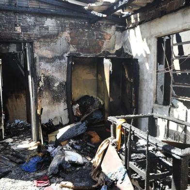  : Incêndio destruiu uma casa na Vila Maringá, por volta do meio-dia desta terça-feira. Ninguém ficou ferido. Na foto: Noé Osório da Silva, 79 anos, porteiro