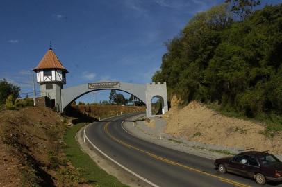 *** Acostamento/RS-235/ xu3 ***Falta de acostamento na RS-235, entre Nova petrópolis e Gramado.Novo Pórtico de Nova Petrópolis