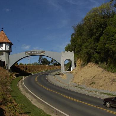 *** Acostamento/RS-235/ xu3 ***Falta de acostamento na RS-235, entre Nova petrópolis e Gramado.Novo Pórtico de Nova Petrópolis