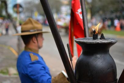  SANTA MARIA, RS, BRASIL, 20 DE SETEMBRO DE 2014.Neste ano, o público que acompanha os tradicionalistas na Avenida Medianeira diminuiu bastante. De acordo com a Brigada Militar, 6 mil pessoas acompanham o desfile. Número bem mais modesto do que em 2013, quando cerca de 15 mi pessoas compareceram.FOTO: GABRIEL HAESBAERT/ESPECIAL