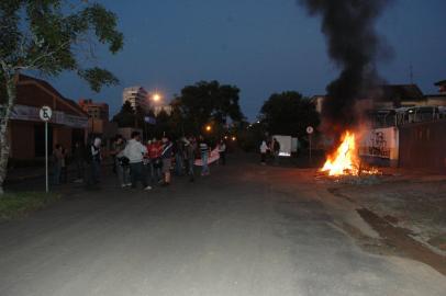 Protesto bloqueia saída de ônibus em Erechim